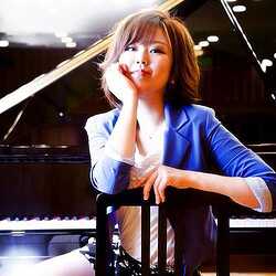 piano girl