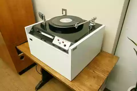 キース・モンクス製。レコードのクリーニング